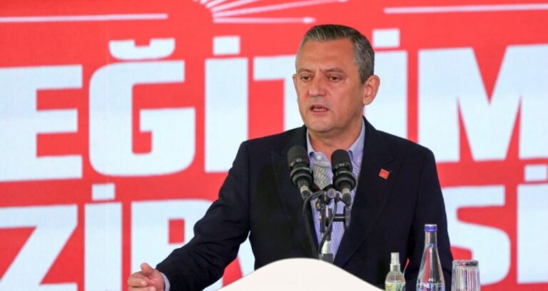 kabine-dugmeye-basilmis-gibi-pes-pese-tweet-atti-HCA3xEkx.jpg