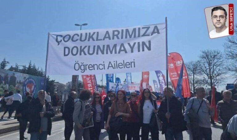 tutuklanan-ogrencilerin-aileleri-cocuklarimiz-egitim-hakkindan-yoksun-birakildi-kitaplarina-ulasamadilar-Lgw7WWl9.jpg