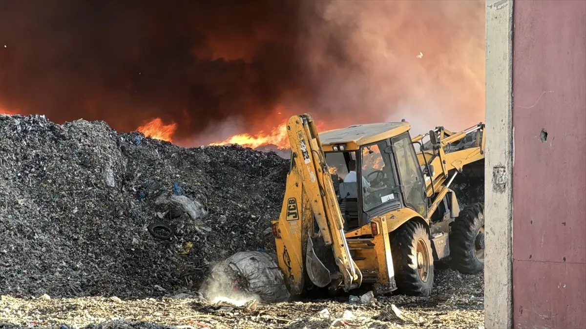 adanada geri donusum fabrikasinda yangin KgWCIKpq