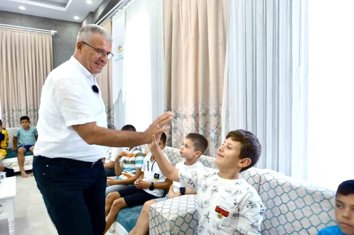 baskan elbi karabigali cocuklara spor ayakkabi hediye etti lLhfgQqV