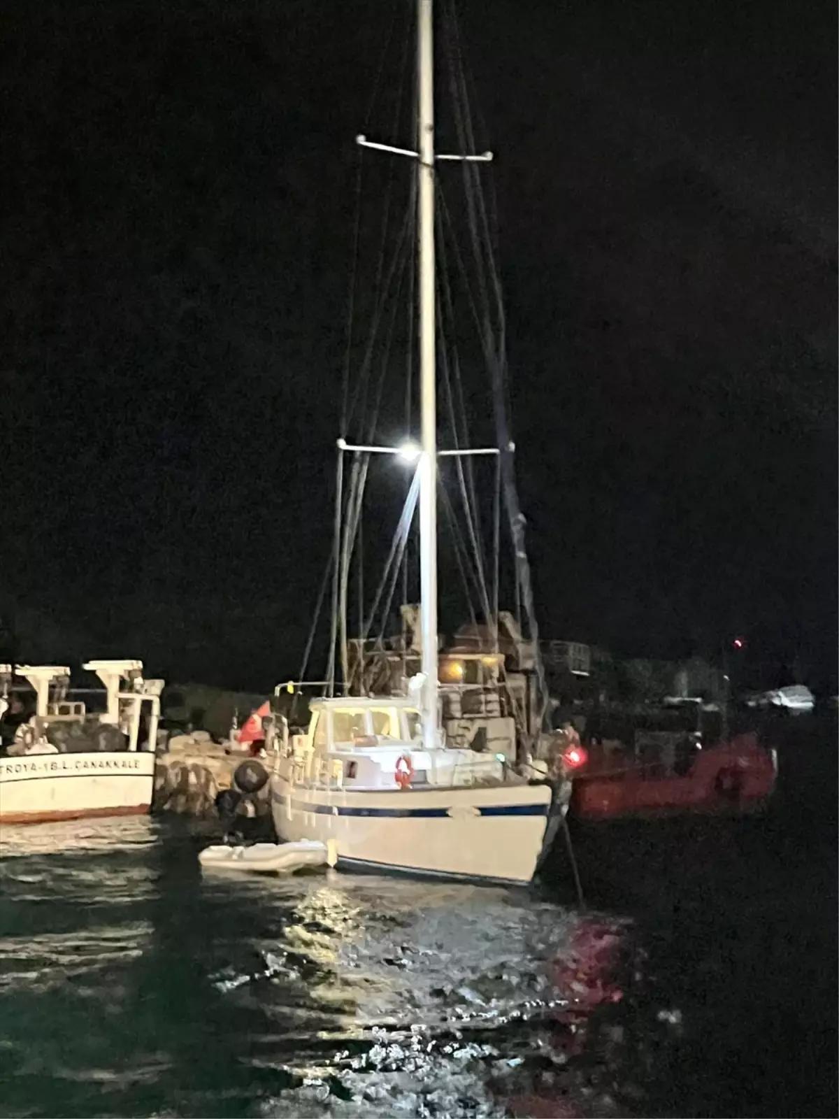 canakkalede suruklenen tekne kurtarildi 4Qwsruv6