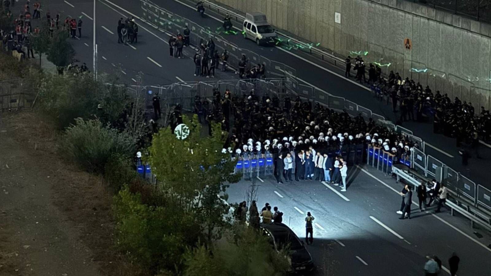 dem partiden chp onundeki polis ablukasina tepkisi biz bunlari taniyoruz gayet iyi biliyoruz kayyim atamalariyla halk iradesi yok sayiliyor IJjMwnEx