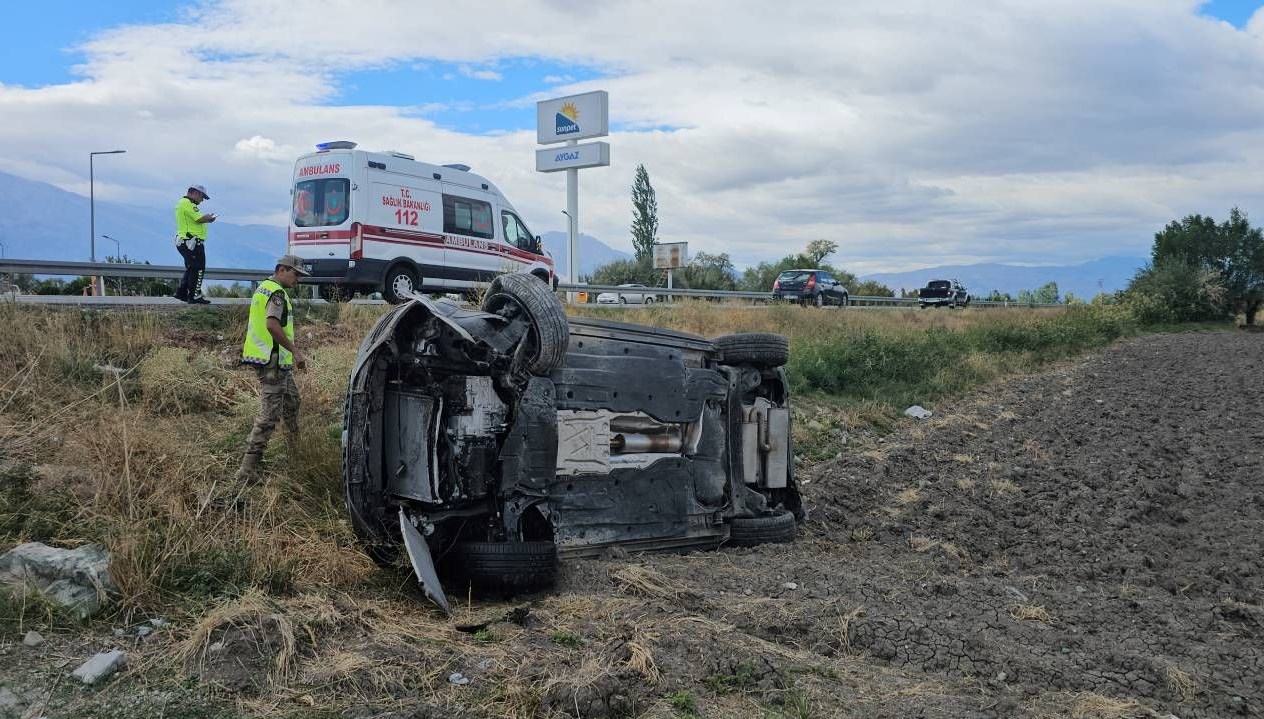 otomobil takla atti sikisanlari saglik ve polis ekipleri kurtardi DnteThkK