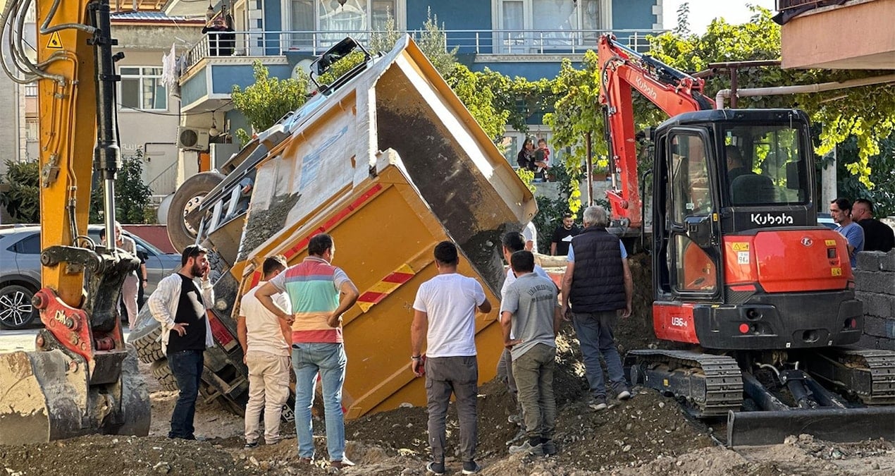 zemin coktu kamyon foseptige gomuldu MMWc1PL2