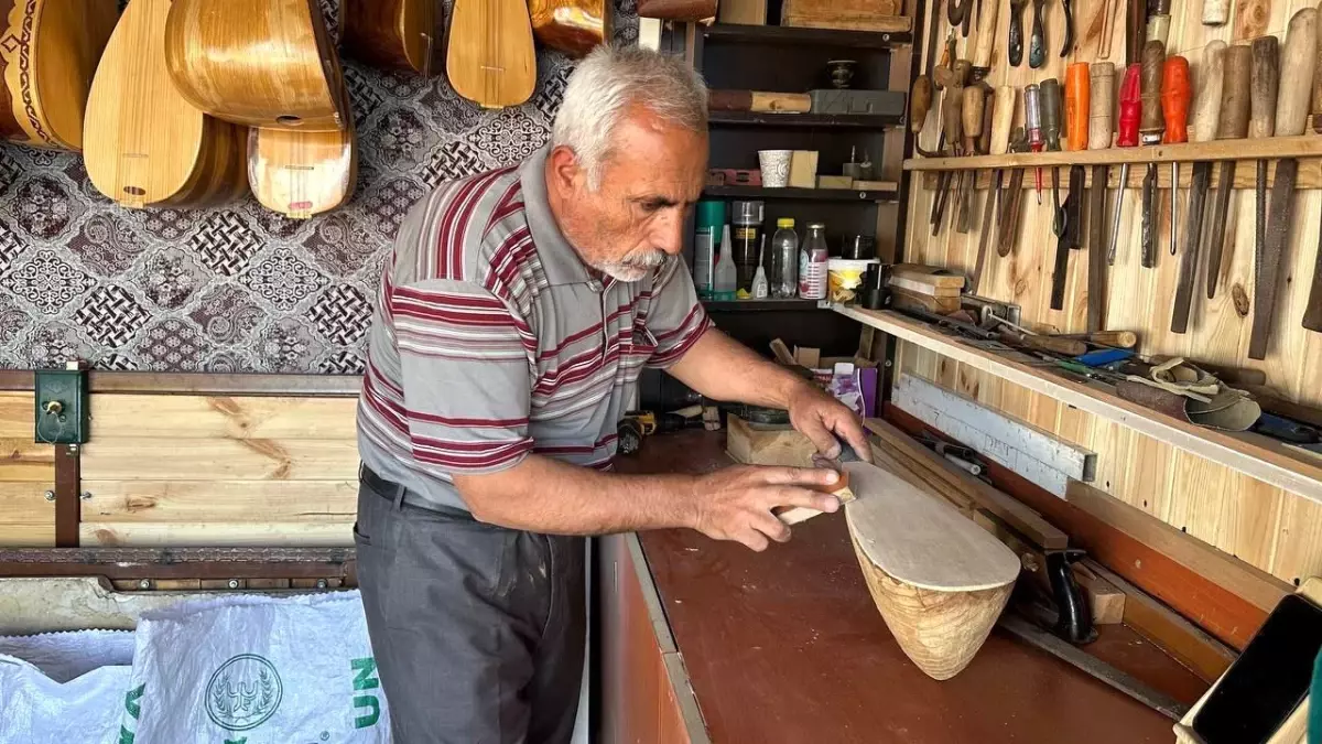 30 yillik baglama ustasi huseyin isota adiyaman belediyesi destek oldu rYZrWKps