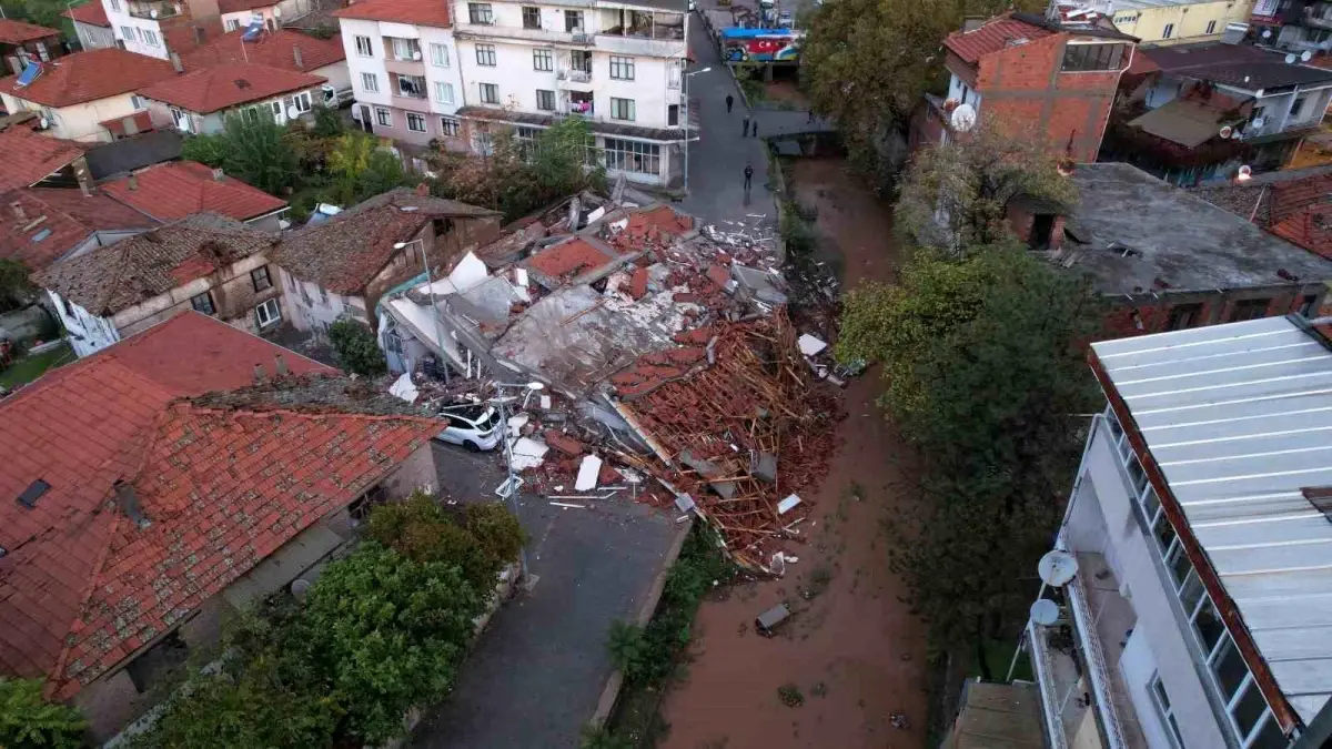 balikesir sindirgida 61 buyuklugunde deprem yikim ve hasar buyuktu yXPQjvLa.jpg