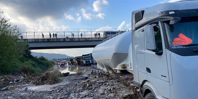 hatayda saganak sele yol acti caddeler gole dondu otoyol kapandi rwk7YypC.jpg