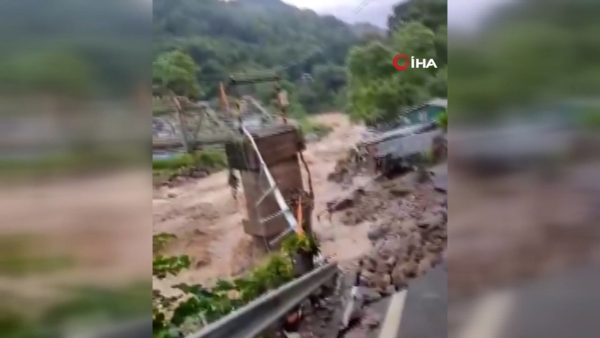 hindistanda siddetli yagislar 18 can aldi SfzHU6Vy