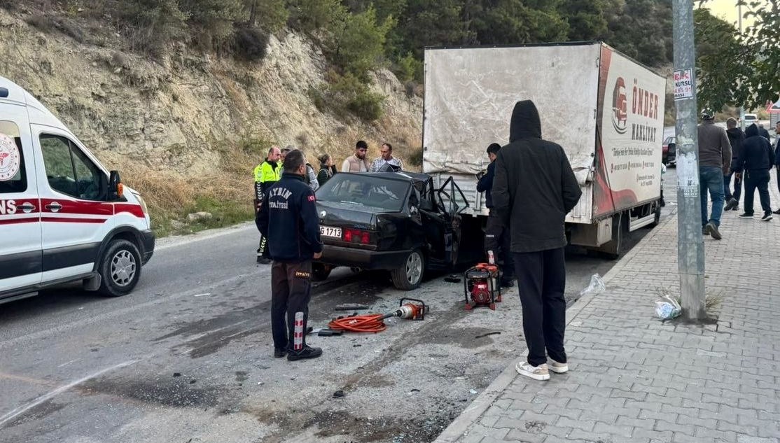 kusadasinda otomobil park halindeki kamyonete carpti bir olu dort yarali R6bxfe8z.jpg