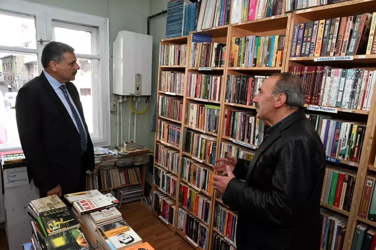 vali mustafa ciftci insirah sahaf ve kitabevinde kitapseverlerle bulustu nHDwhGYP